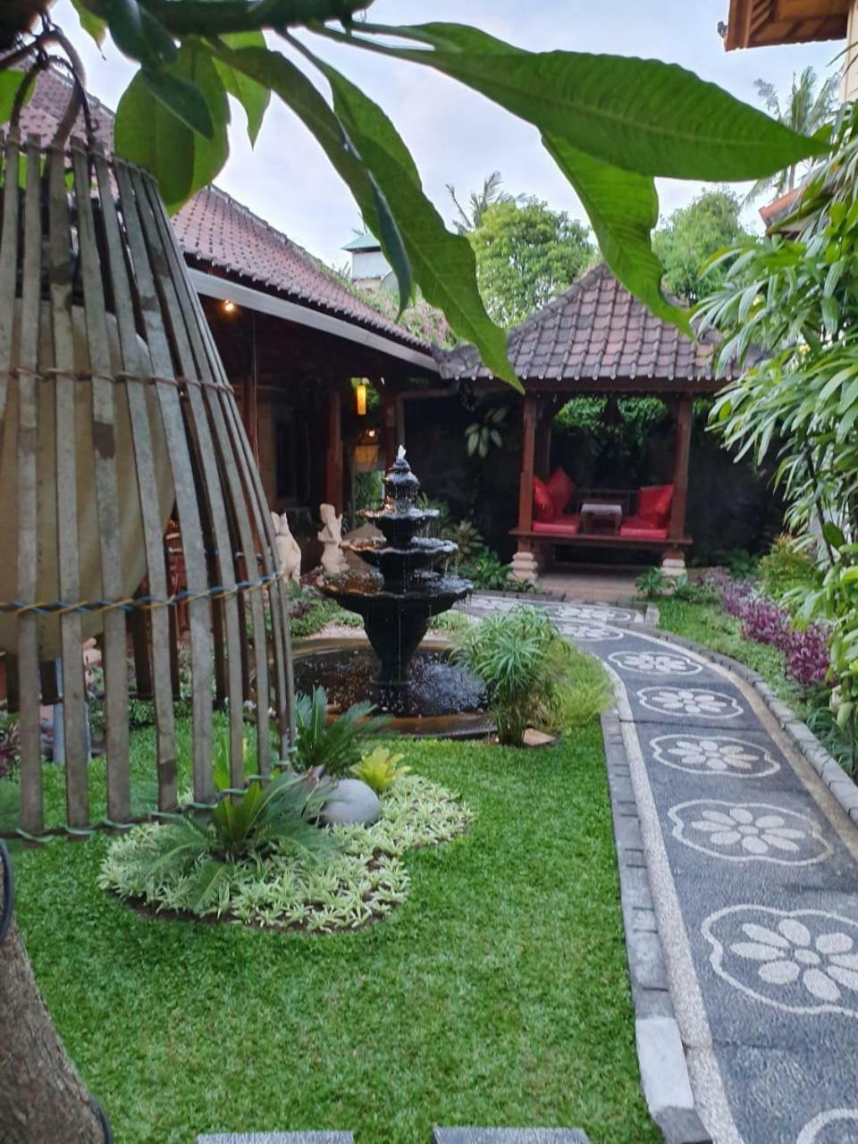 Kusnadi Hotel Легиан Екстериор снимка